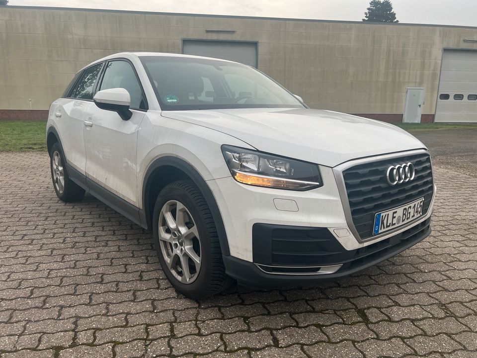 Audi Q2 TFSI, EZ:2018, Benzin, 96.000km, weiß, Schalter in Krefeld