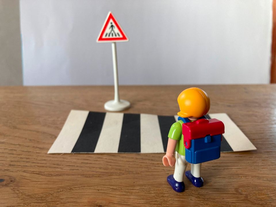 Playmobil Schülerin mit Schild und Zebrastreifen – TOP Zustand in Windhagen