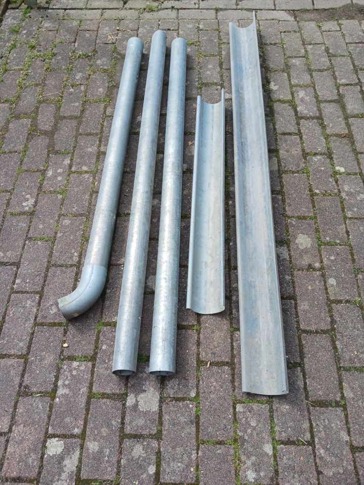 Teile verzinkter Fallrohre und Regenrinnen in Emden