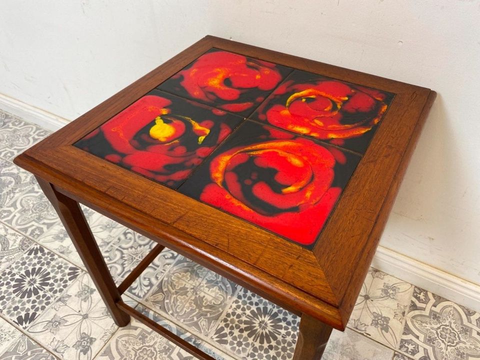 WMK Ein Unikat! Gut erhaltener skandinavischer Couchtisch aus Teakholz, kunstvoll befliest # Tisch Beistelltisch Kacheltisch Coffee Table Blumentisch Vintage Danish Design Mid-Century 70er in Berlin