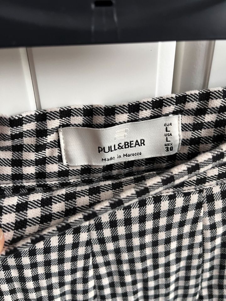 Pull&Bear Faltenrock mini, schwarz-weiß kariert, Größe L in Hamburg