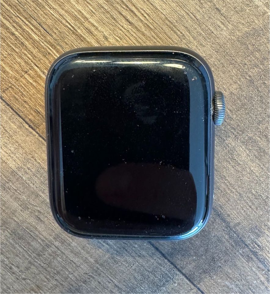 Apple Watch Serie 5 44mm Space Gray Aluminium Case in Köln