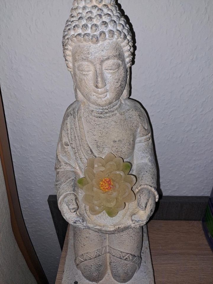 Buddha mit Lotusblüte  aus Stein in Ockenheim