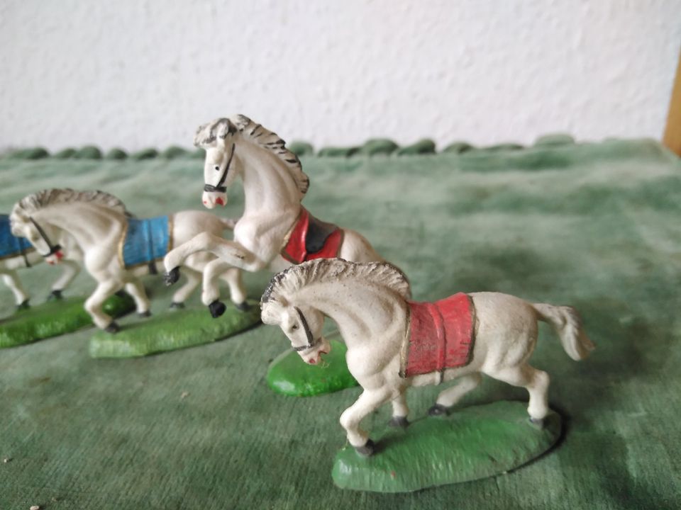 4 Indianer Pferde;DDR; Kunststoff Pferde in Benshausen