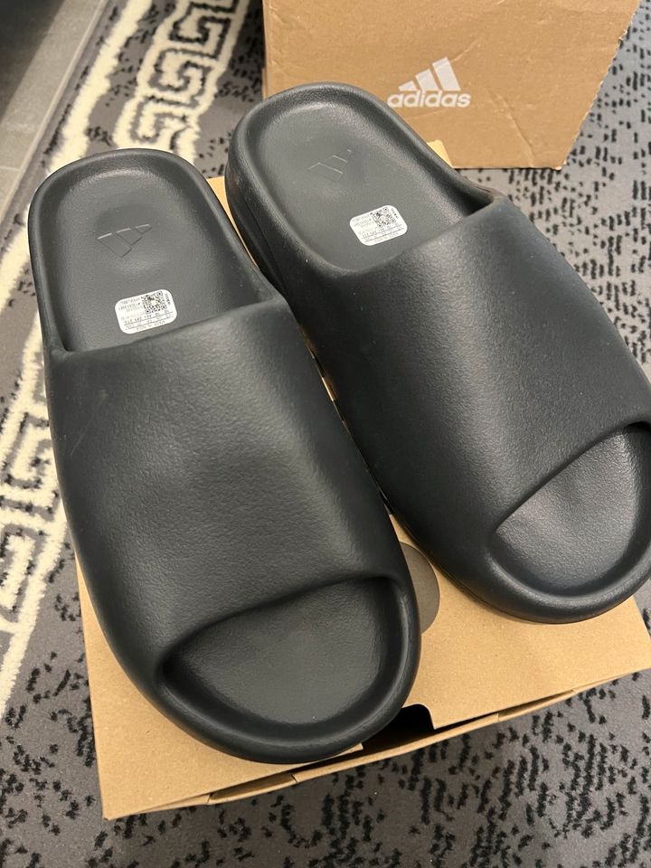 Yeezy Slides Onyx NEU in Mainz