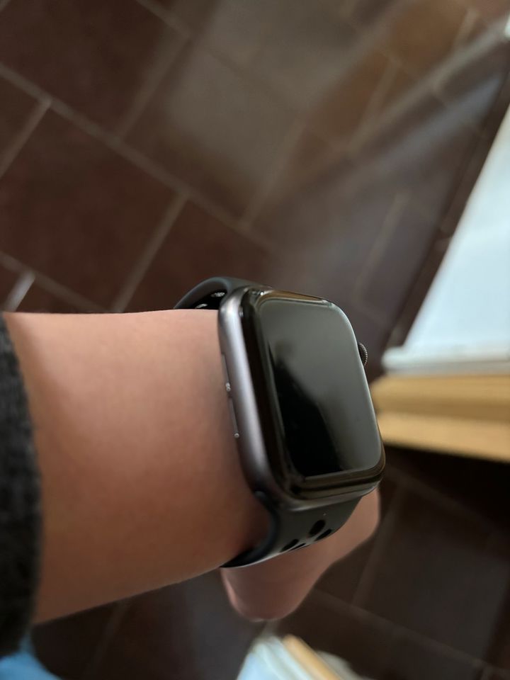 Apple Watch 4 44mm Aluminium LTE Uhr in Wilhelmshaven