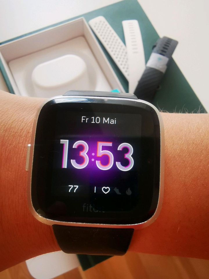 Fitbit Versa Lite Fitnessuhr / Smartwatch in Leipzig