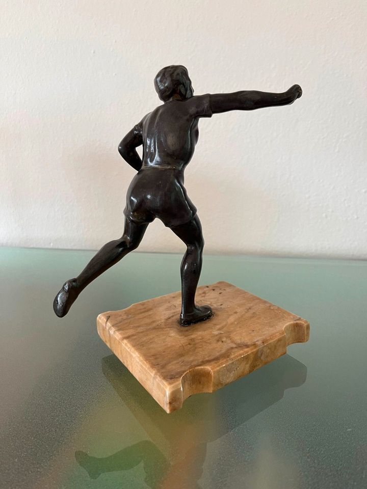 Alte Figur, Skulptur, Mann, Athlet, Sportler, Läufer in Bad Tölz