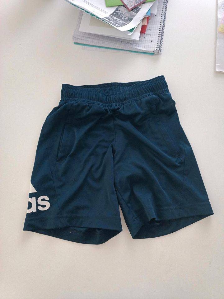 Sporthose Adidas Jungen xs  Gr 128 mit Reißverschluss in Freiburg im Breisgau