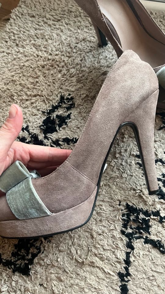 Sex and the City pumps velourleder 40 in Langenselbold