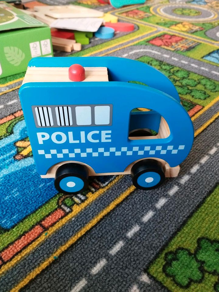 Holzspielzeug Polizei Auto in Germering