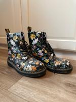 Dr. Martens mit Blumen Nordrhein-Westfalen - Hamm Vorschau