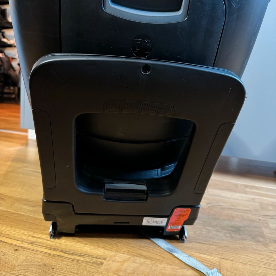 Britax Römer Dualfix M I-size schwarz in Berlin