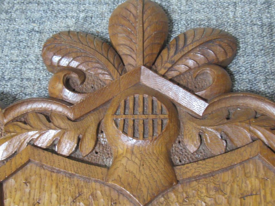 Wappen Holz geschnitzt Pferd und Reiter in Tellingstedt