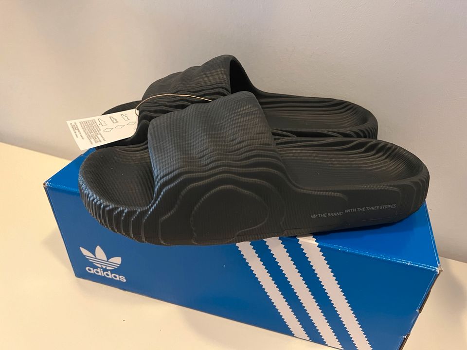 adidas Adilette 22 Carbon US11 EU46 Schwarz Slide Yeezy in Hamburg