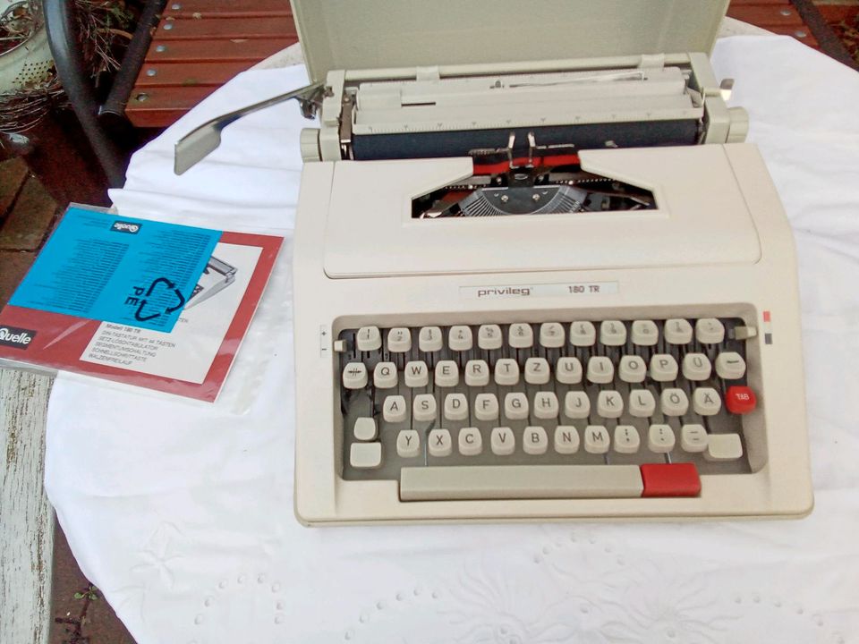 Schreibmaschine privileg 180 TR mit Koffer Reiseschreibmaschine in Lutherstadt Wittenberg