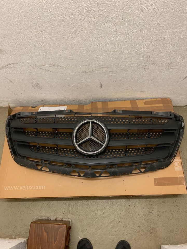 Mercedes Benz Sprinter Grill in Hersbruck