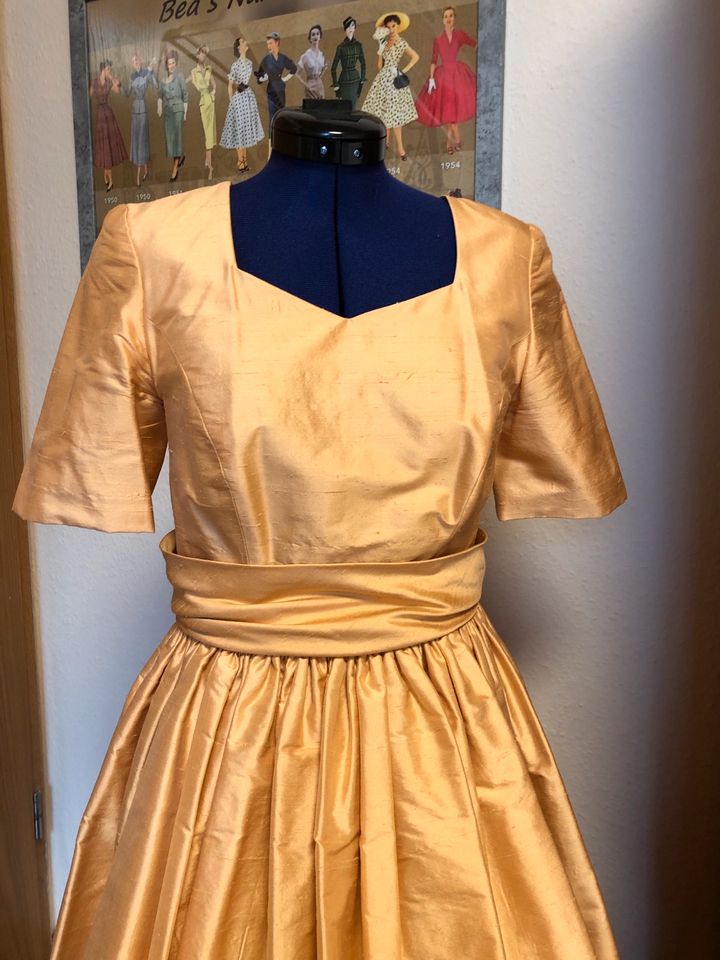 Brautkleid Ballkleid Apricotfarben Reine Seide Gr. 34/36 in Mörfelden-Walldorf