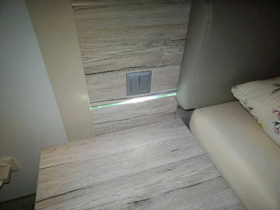 Doppelbett mit LED, Sitzbank & schwebenden Nachttischen in Oederan