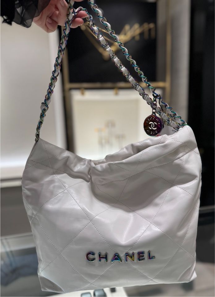 Chanel 22 Tasche Bag 2024 weiß white rainbow Regenbogen in München -  Schwabing-Freimann | eBay Kleinanzeigen ist jetzt Kleinanzeigen