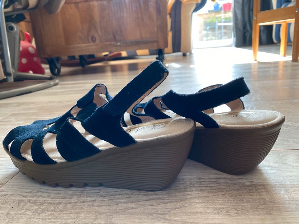 Skechers Memory Foam Sandalen mit Keilabsatz in Peine