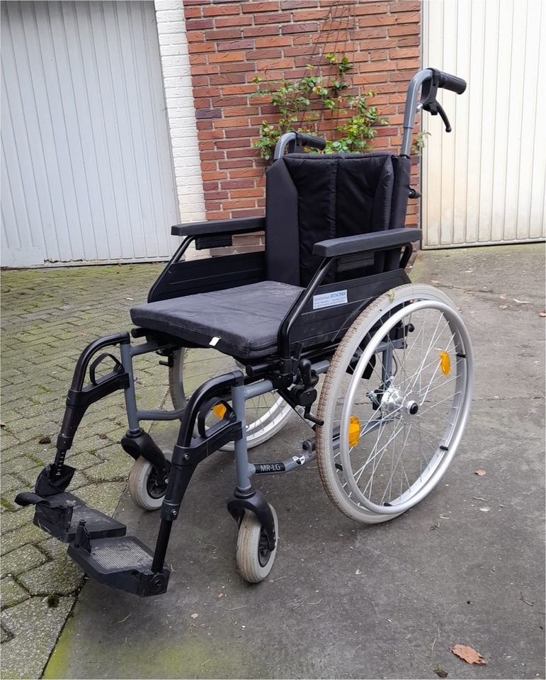 Rollstuhl mit höhenverstellbaren Griffen in Delbrück