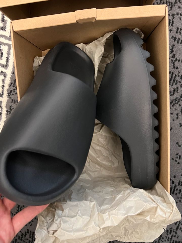 Yeezy Slides Onyx NEU in Mainz