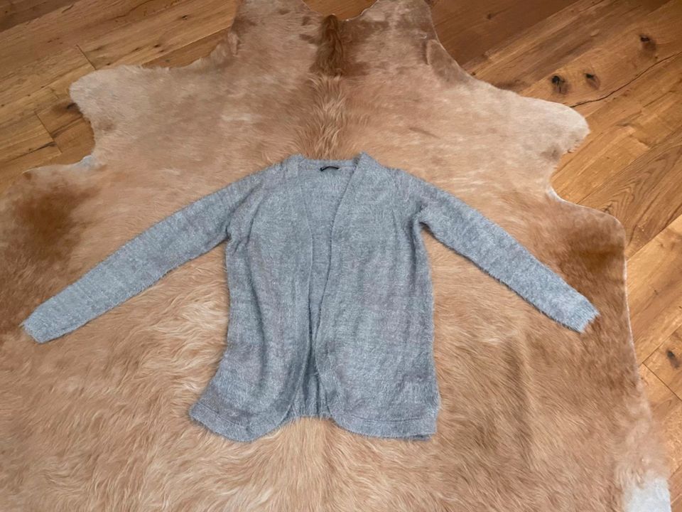 Cardigan Strickjacke grau silber glänzend ungetragen Gr. 38 in Weitramsdorf