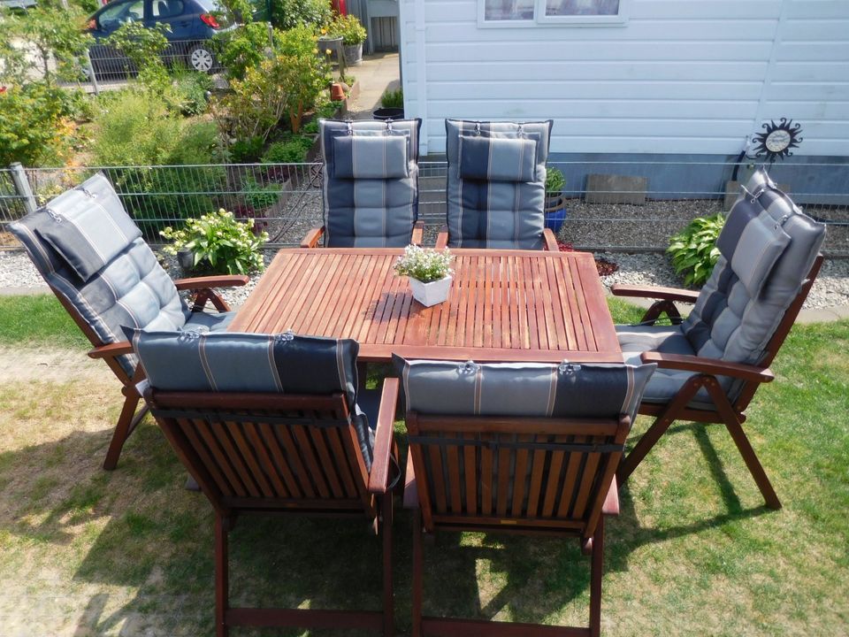 13 tlg Gartenmöbelset Holz 6 Stühle mit Polster 1 Tisch in Klein Rönnau