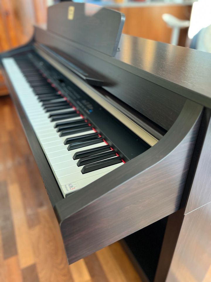 Yamaha Clavinova CLP 330 E-Piano in Lübeck