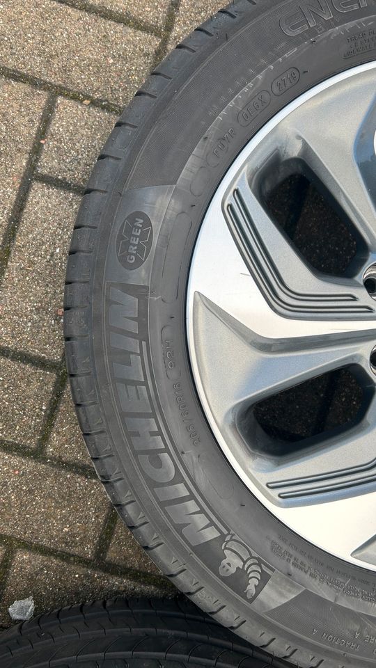 4x Hyundai Kona Alufelge 6.5x16 52910CM100 Sommerreifen 205/60 16 in Bremen