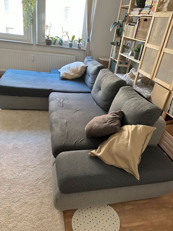 Graue Couch mit Schlaffunktion in Nürnberg (Mittelfr)