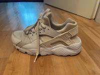 Nike Air Huarache in beige. Größe 38 Düsseldorf - Pempelfort Vorschau
