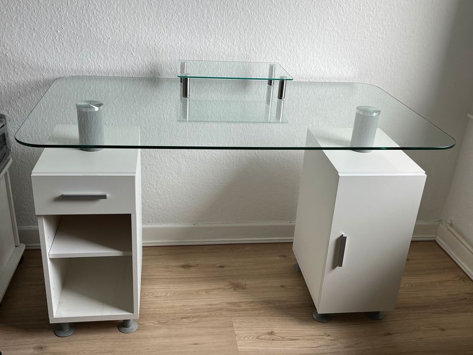Eleganter Schreibtisch mit Glasplatte in Aumühle bei Hamburg