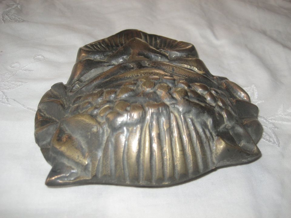 uralte Ziermaske Maske Bronze Wanddekoration dekoratives Objekt in Birkenheide