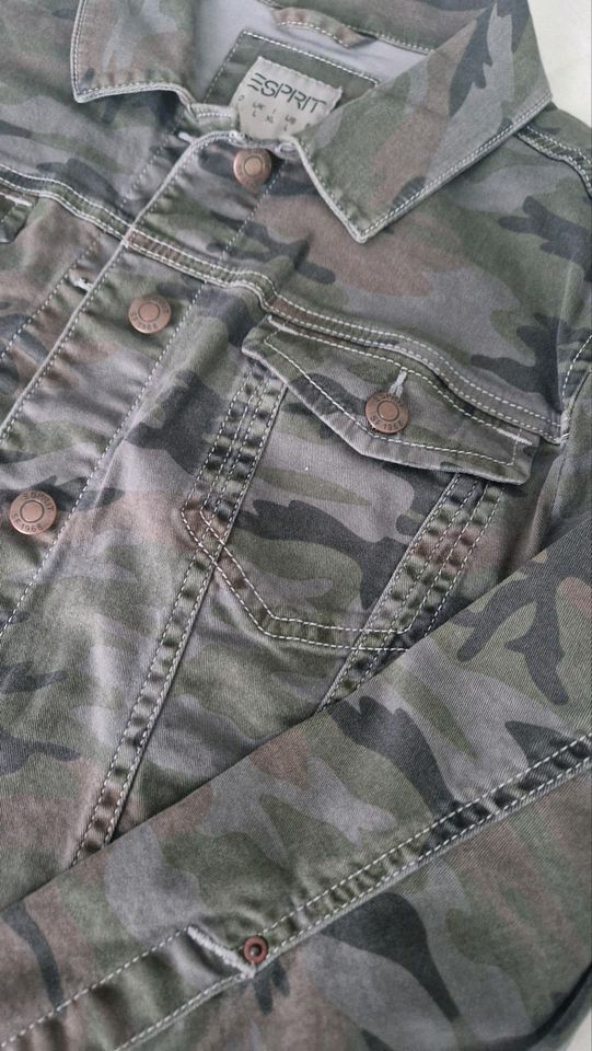 Esprit Jeansjacke Camouflage neu! in Herborn