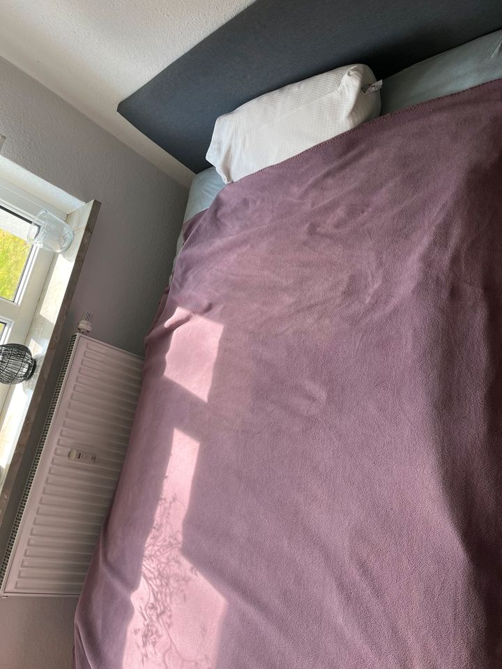 Ikea-Bett mit Matratze und Lattenrost in Peine