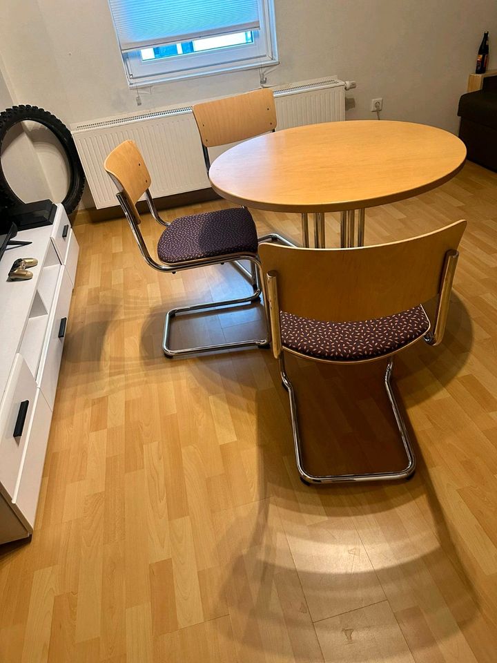 Thonet Esstisch mit 4 Freischwinger Stühle in Haina