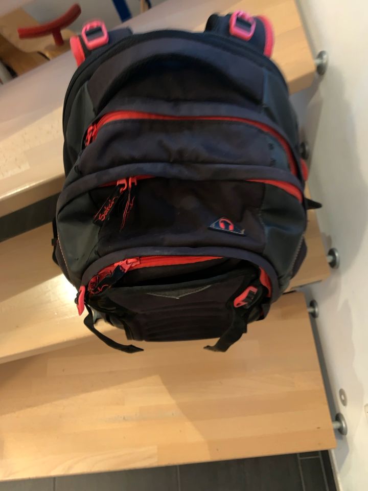 Satch Pack Schulrucksack schwarz/rot in Mainhausen