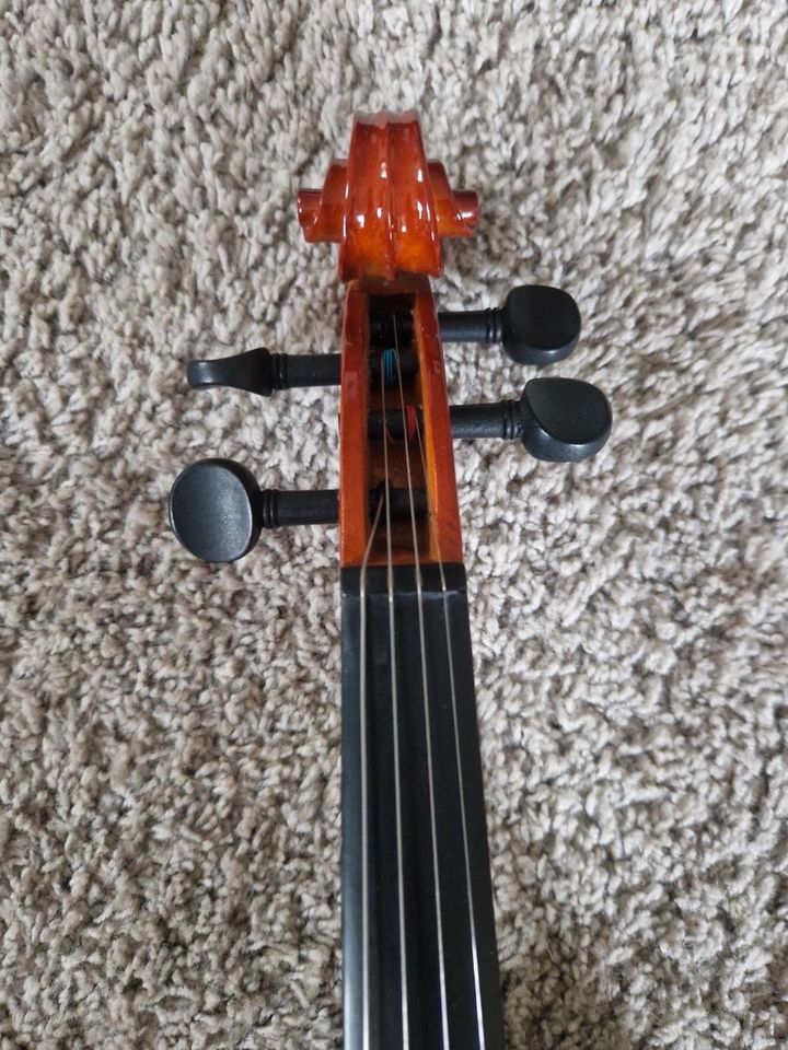 Geige 4/4, neuwertig, inklusive 2 Bögen und Kasten in Mannheim