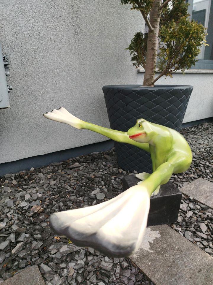Künstlerische Skulptur, Figur, Gymnastik Frosch grün Dekoration in Bremerhaven