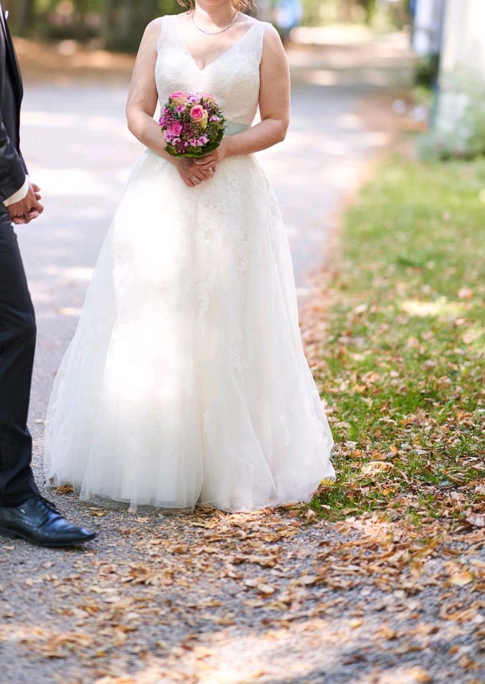 Hochzeitskleid V-Ausschnitt Victoria & Vincent in München