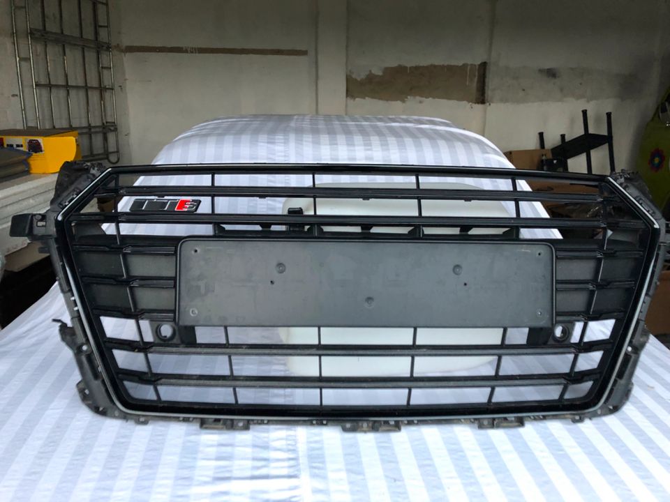 Audi TT Frontgrill Kühlergrill, TTS Logo, Nummerschildhalter in Uehrde