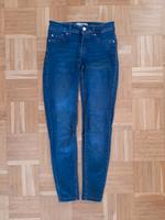 Röhrenjeans slim eng dunkelblau jeans Hollister 36 Hessen - Waldems Vorschau