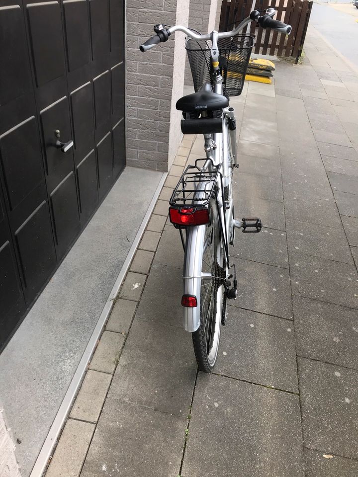 Damen Fahrrad sehr wenig gefahren gekauft und abgestellt. in Köln