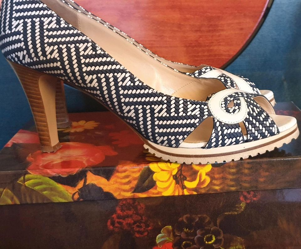 Super chick! Peptoe Pumps Blau Weiß von Brunella in Wünschendorf