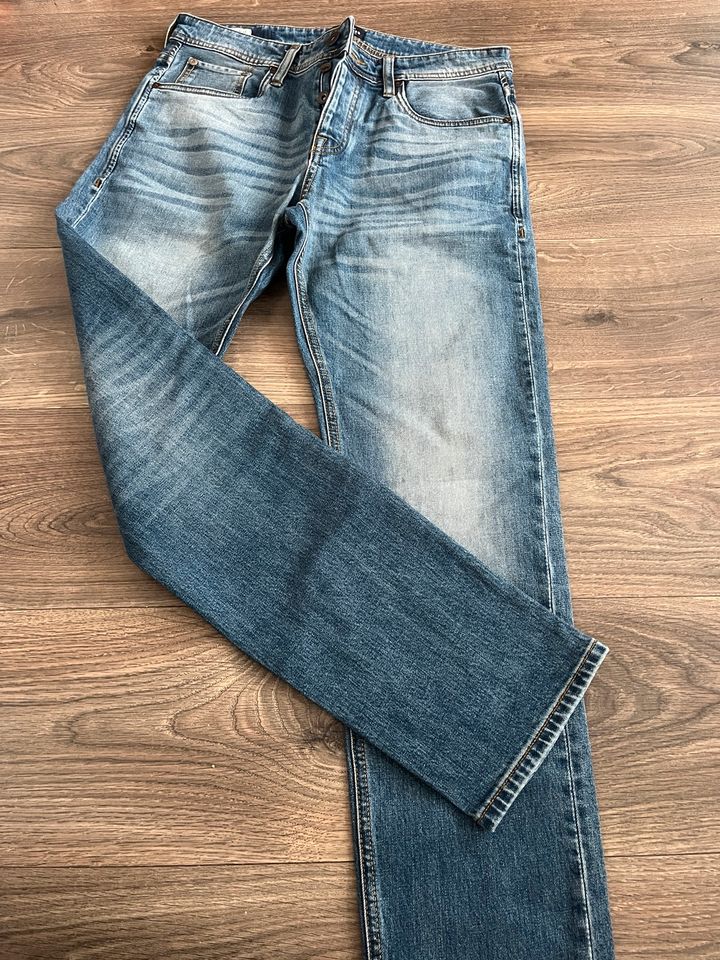 Neue Jack & Jones Jeans, Comfort Fit Mike, W 30/32 in Köln