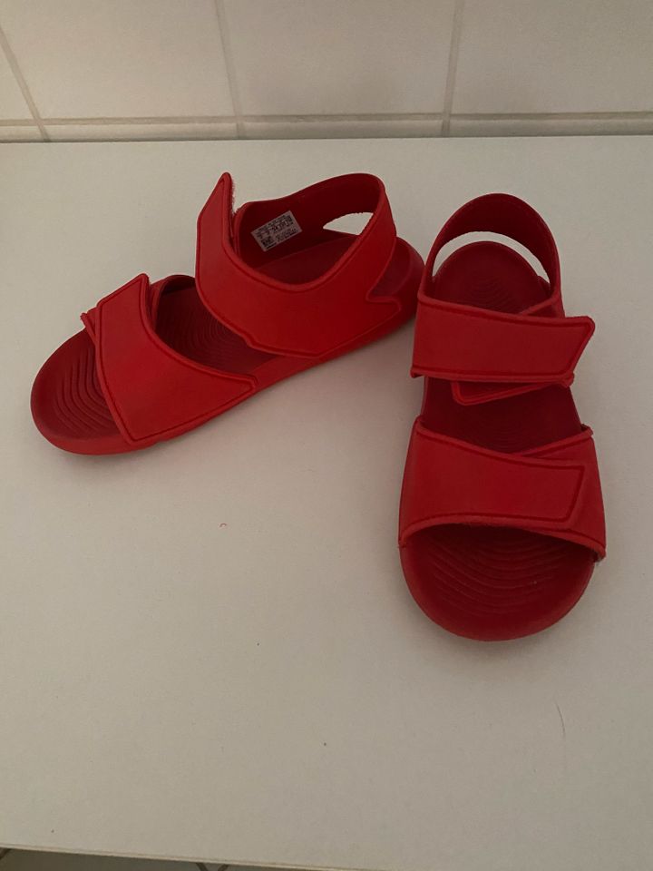 adidas Kinder Sandalen Badeschuhe Größe 34 in rot in Berlin