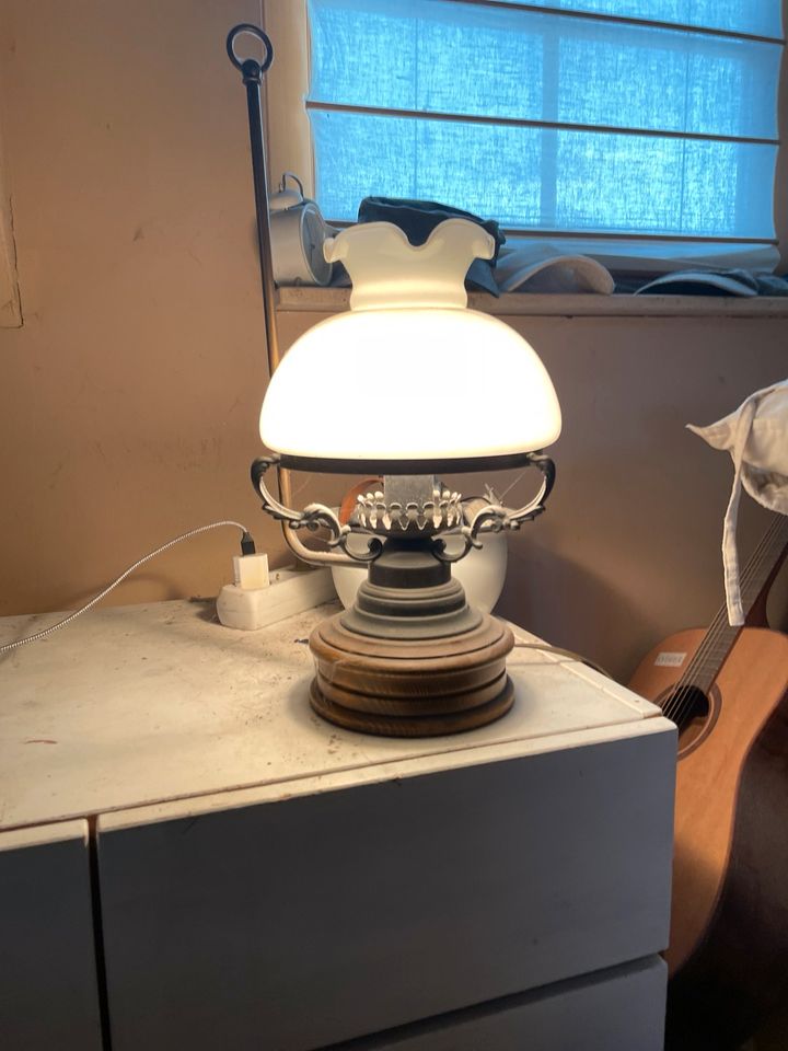 Antike Stehlampe in Berlin