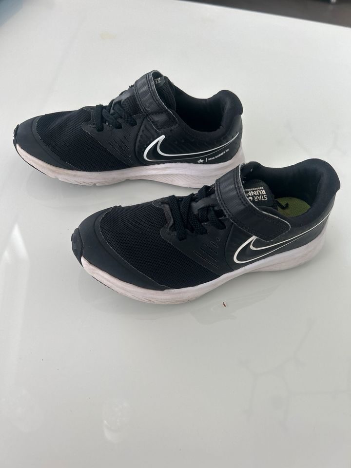 Kinder Sportschuhe Sneaker Nike Gr 32 schwarz in Berlin